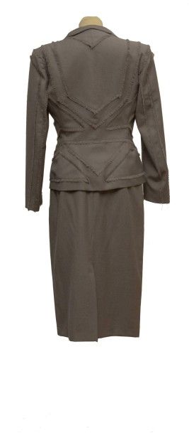 null ALEXANDER MAC QUEEN: Tailleur-jupe en lainage gris, circa 1990