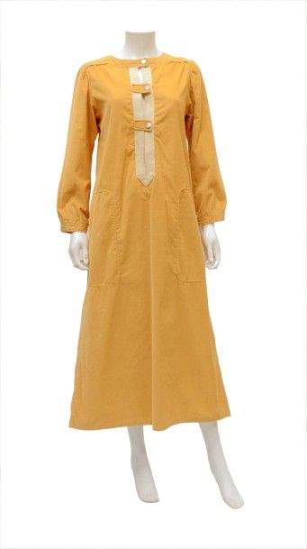 null COURREGES : Robe longue en velours millerais de couleur jaune orangé Circa ...