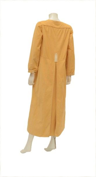 null COURREGES : Robe longue en velours millerais de couleur jaune orangé Circa ...