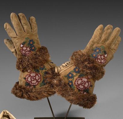 null Paire de GANTS perlés
Chipewyans, Canada vers 1900 - 1920
Peau, perles et fourrure
Hauteur:...