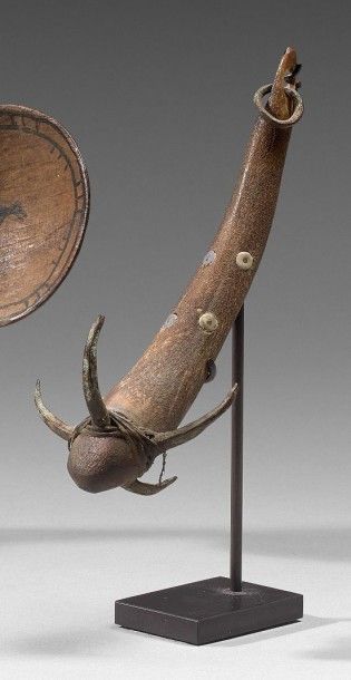 null HAMECON Inuit, Amérique du Nord vers 1880 - 1900
Ivoire de morse, perles, tendon...