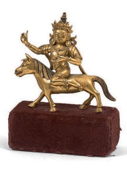 null Petite STATUETTE de Sri Devi en bronze doré chevauchant sa mule et tenant un...