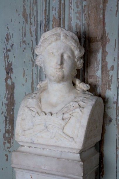 null PAIRE DE BUSTES en marbre blanc, attribués à Jean RAON: La muse Euterpe, les...