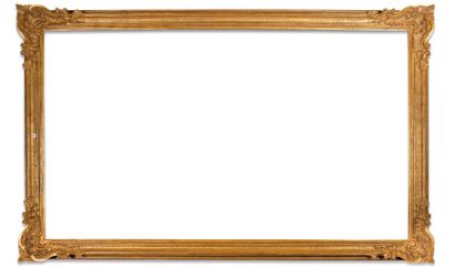 null Grand CADRE en bois doré les angles à coquilles débordantes.
Style Louis XV.
203,5...