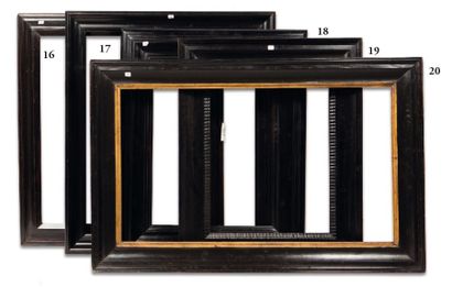 null CADRE en bois mouluré et noirci à profil creux.
Pays-Bas, XVIIème siècle.
67...