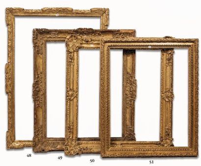 null CADRE en bois sculpté et doré à décor Berain.
XVIIIème siècle. (Accidents).
79...