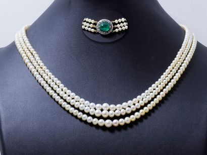 null Collier composé de 3 légères chutes de perles fines d'environ 3.3 à 6.4 mm....