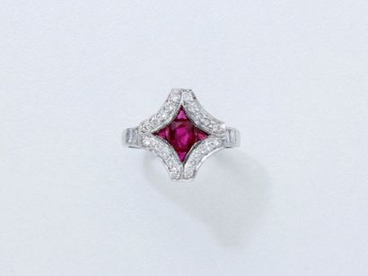 null Bague en or gris 750 millièmes, ornée d'un rubis de taille coussin encadré de...