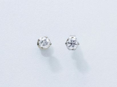 null Paire de clous d'oreilles en or gris 585 millièmes, ornées de diamants brillantés...