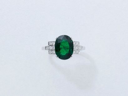 null Bague en or gris 750 millièmes ornée d'un grenat tsavorite en serti double griffe,...