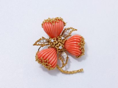 null Broche en or jaune 750 millièmes stylisant une fleur, les pétales ornés de cabochons...