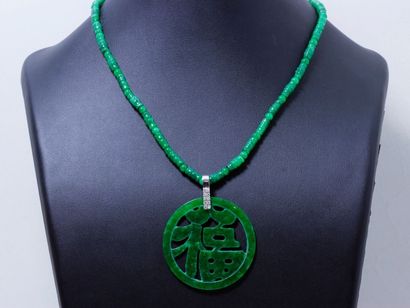 Collier pendentif en jade, composé d'un rang...
