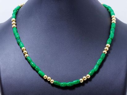 null Collier en or 585 millièmes, orné de perles de jade gravé repercé alternées...