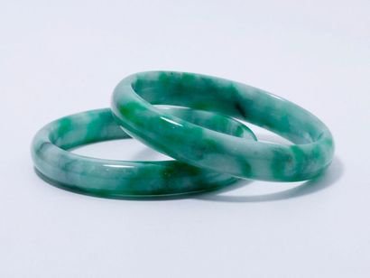 Lot de 2 bracelets joncs rigides en jade....