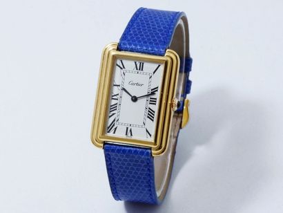 CARTIER ‘'TANK''
Montre bracelet d'homme en plaqué or, partie latérale de la lunette...