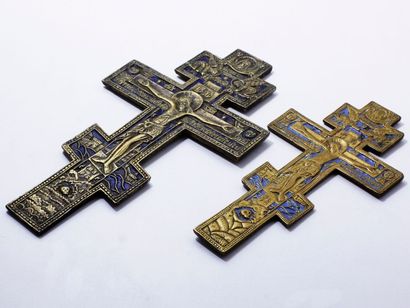 null Lot de deux croix orthodoxes en bronze doré émaillé bleu, ornées de la Crucifixion....