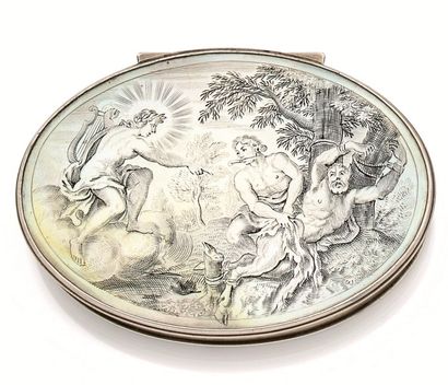 null TABATIERE ovale en argent à décor de plaques de nacre dont une est gravée d'Apollon...