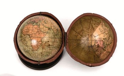 null GLOBE DE POCHE CARY / CARY'S POCKET GLOBE London, 1791, globe en papier mâché...