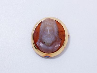 null Broche pendentif en or 750 millièmes, ornée d'un camée agate 2 couches figurant...