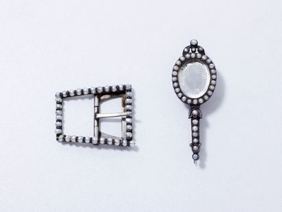  Petite broche en argent 800 millièmes, représentant un miroir rehaussé de demi-perles....