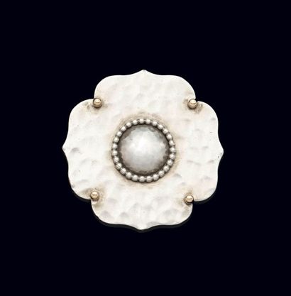 null JEAN DESPRES (1889-1980) 

Broche en argent représentant une fleur, le pistil...