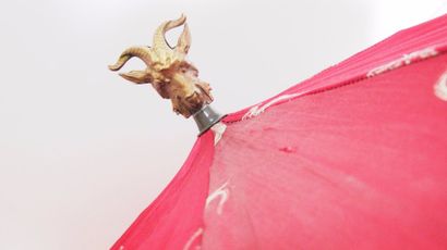 null JEAN PAUL GAULTIER: Parapluie en satin à motifs de tête de bélier dans les tons...
