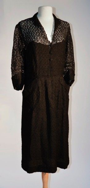 null ANONYME: Robe en dentelle stylisée noire, circa 1950