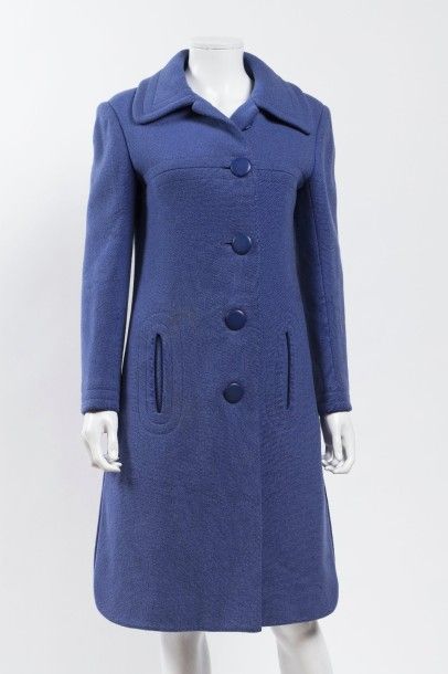null Promotion PIERRE CARDIN: Paris circa 1968-1969: Manteau en lainage bleu poches...