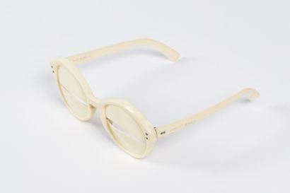 null COURREGES: Paire de lunettes en plastique crème. 

 Courrèges circa 1965 lunette...