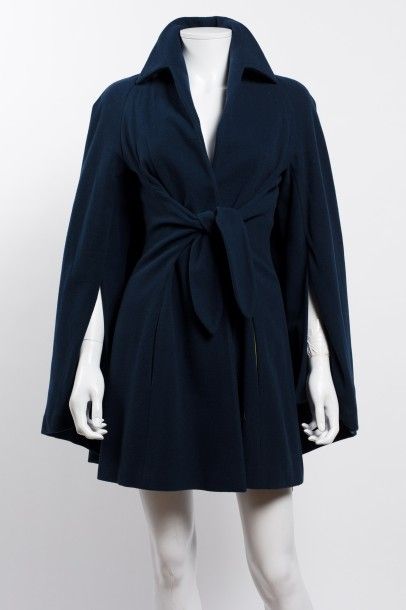 null SYBILLA por GIBO circa 1985: Manteau- cape en laine et cachemire marine, doublure...