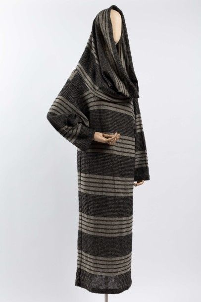 null ISSEY MIYAKE by All Style Co LTD: Ample robe en maille à fines rayures dans...