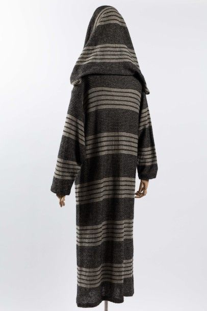null ISSEY MIYAKE by All Style Co LTD: Ample robe en maille à fines rayures dans...