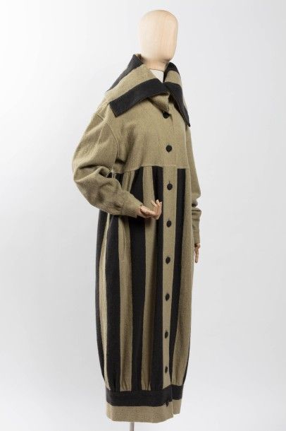 null ISSEY MIYAKE: Circa 1985: Robe manteau en lainage pistache et à rayures gris...