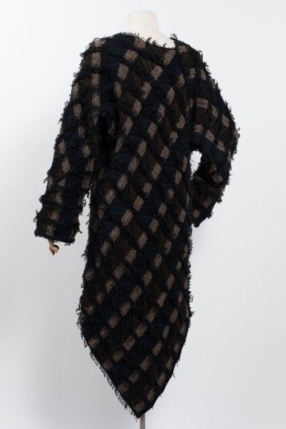null ISSEY MIYAKE Circa 1983: Robe asymétrique en maille tricotée à franges dans...