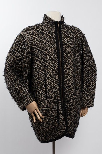 null ISSEY MIYAKE circa 1985: Manteau en laine tissée dans les tons noirs et crème,...