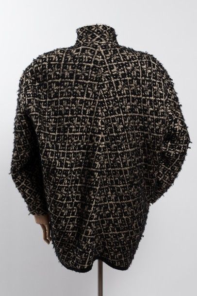 null ISSEY MIYAKE circa 1985: Manteau en laine tissée dans les tons noirs et crème,...