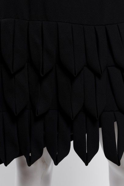 null Création PIERRE CARDIN: Robe en crêpe noir , ourlet à franges, légère trace...