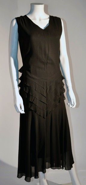 null ANONYME:Robe en mousseline noire à petits volants Années 1930