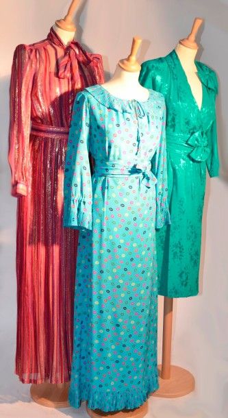 null 7 pièces: NINA RICCI: 2 robes courtes : Une en soie vert émeraude et une en...
