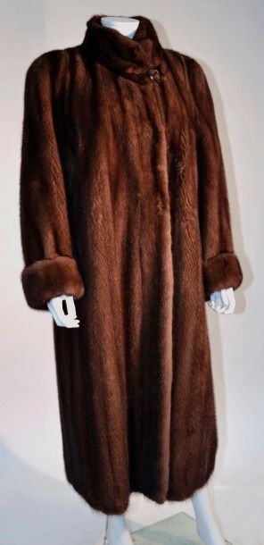null FOURRURES GEORGES V: Un manteau en vison marron