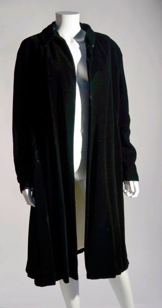 null ANONYME: Manteau du soir en velours de soie noire avec intérieur fausse fourrure...