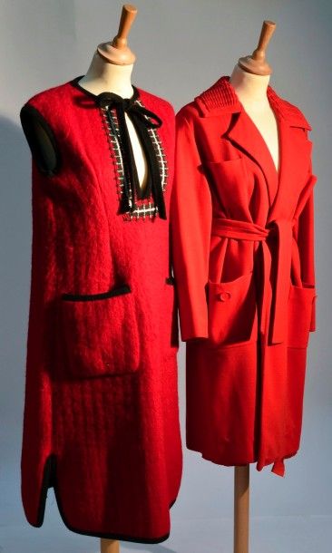 null Lot de 4 pièces: TRICOSA: 1 Manteau en jersey de laine rouge, ANONYME: 1 Robe...