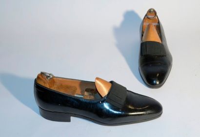 null AUBERCY: Paire de souliers vernis noir à noeud en gros grain
