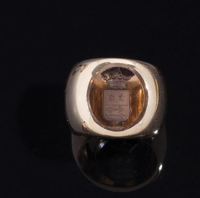 null BAGUE CHEVALIERE en or (750) ornée d'une intaille en quartz fumé gravé d'un...