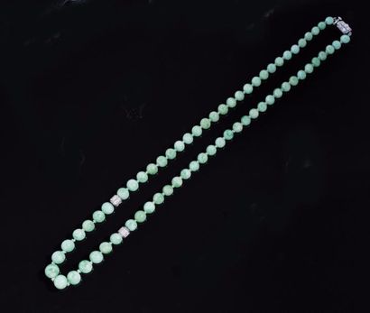 null COLLIER de perles en jade en chute, ryhtmées par des motifs cylindriques en...