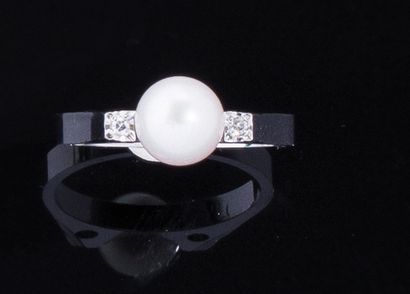 null BAGUE en or gris (750), ornée d'une perle de culture, épaulée de petits diamants...