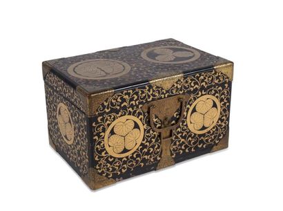 null HASAMI-BAKO de forme rectangulaire en bois laqué noir et motifs dorés de médaillons...