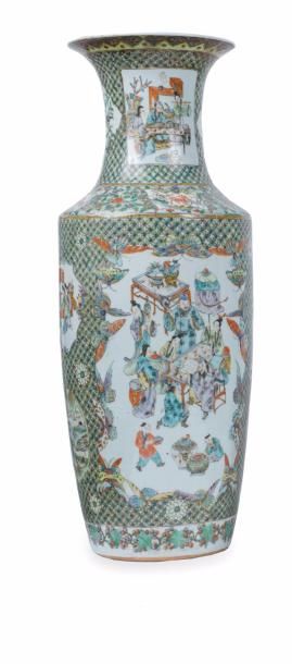 CHINE, Canton - XIXème siècle 
Grand VASE rouleau en porcelaine décorée en émaux...
