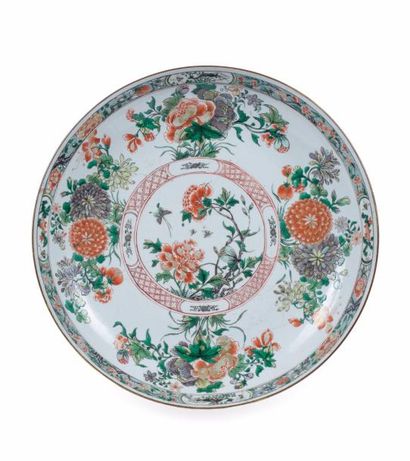 CHINE - Epoque KANGXI (1662- 1722) 
Grande COUPE en porcelaine décorée en émaux polychromes...