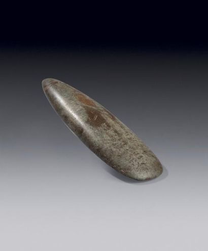 null HACHE de forme PETALOIDE Pierre verte patinée.
Culture Taino, République Dominicaine,...